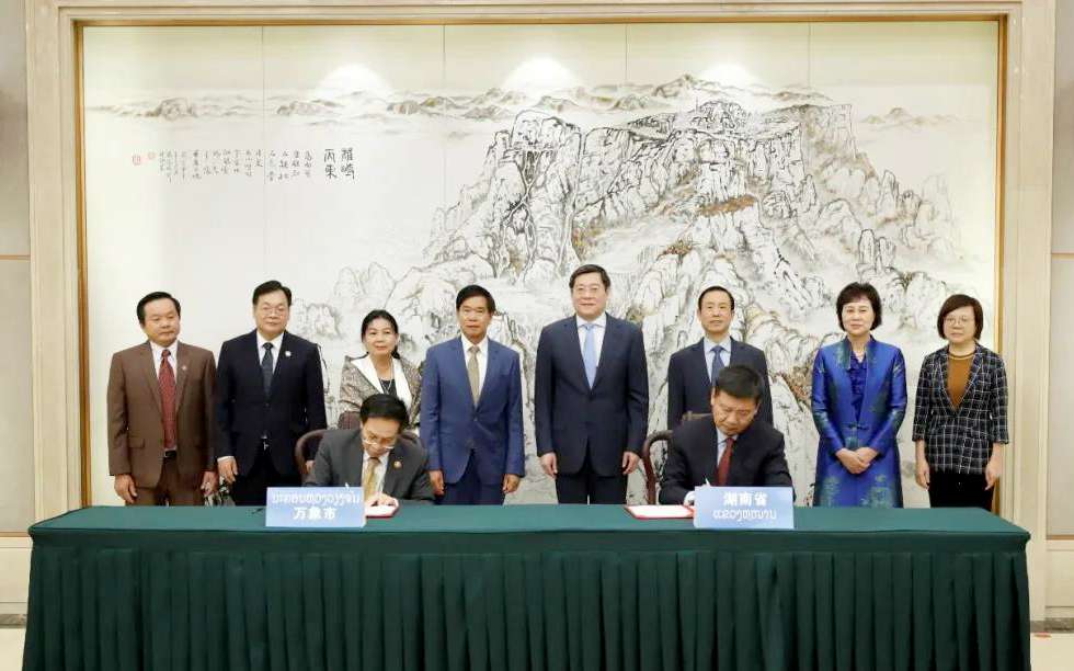 米蘭·(milan)中國官方網站環境向老撾萬象捐贈7臺環衛裝備，助力“一帶一路”建設