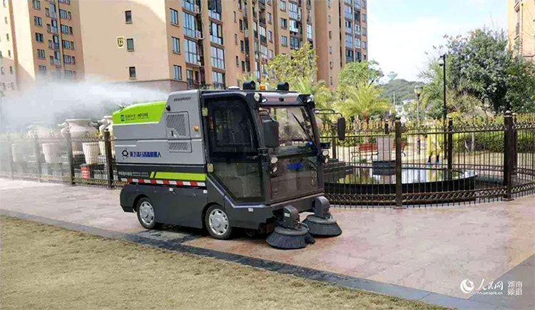 人民網報道：抗擊疫情，環衛機器人顯身手